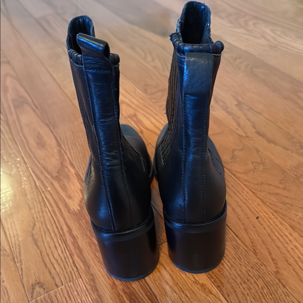 Sleek Black Ankle Boots with Elastic Panels - Picture 4 of 5
